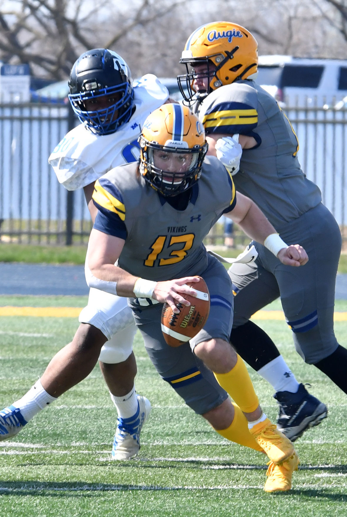 040321-qc-spt-augie football-077
